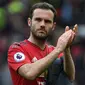 3. Juan Mata – Pemain Manchester United ini terkenal aktif membagikan kegiatannya di dalam maupun di luar lapangan dengan membuat video YouTube. Konten nya mulai dari Tips dan trik bermain sepak bola. (AFP/Paul Ellis)