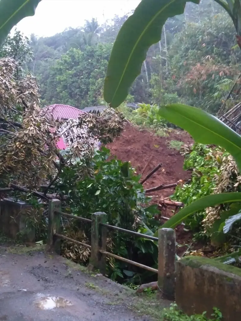 Longsor di Desa Sawangan, Banjarnegara, menyebabkan satu orang meninggal dunia dan dua lainnya luka-luka. (Foto: SRU RAPI Banjarnegara/Liputan6.com)