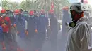 Petugas pemadam kebakaran Kota Depok melakukan penyemprotan disinfektan di Mal Margo City, Depok, Sabtu (22/08/2020). Penyemprotan dilakukan menyusul  adanya 15 pegawai di gerai perbelanjaan Giant Margo City yang positif COVID-19. (Liputan6.com/Herman Zakharia)