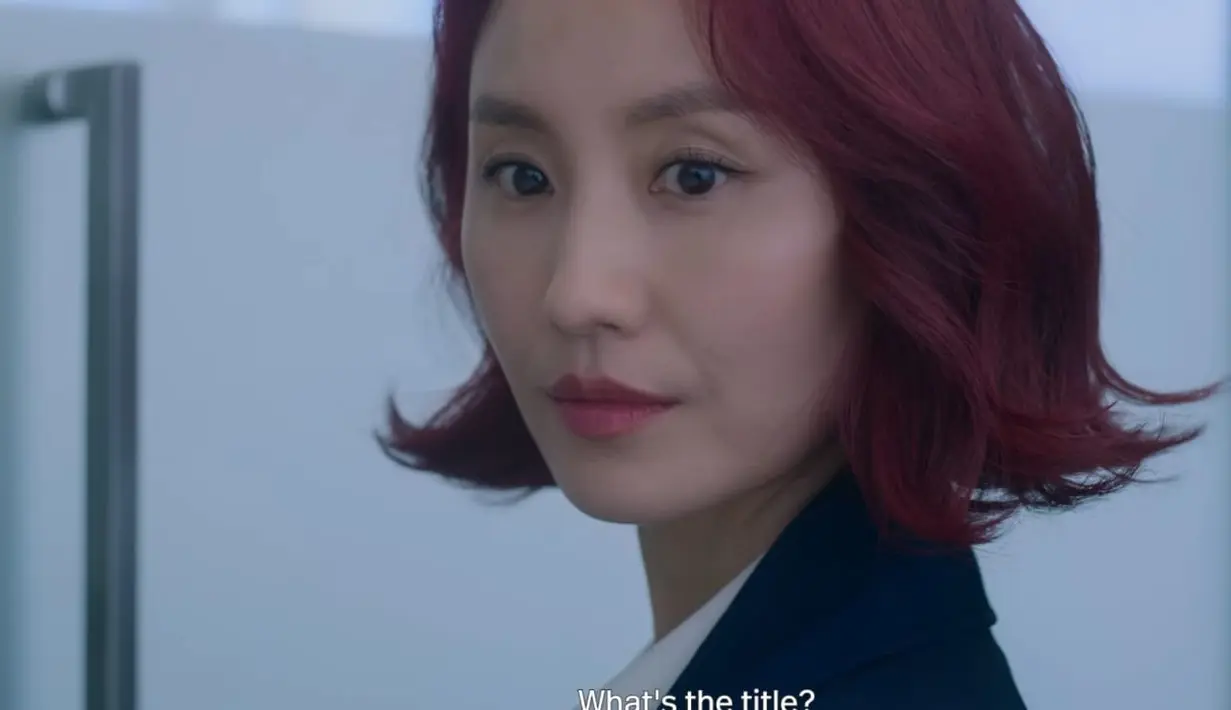 Di sisi lain, reporter Choi Mi Ryeo (diperankan oleh Kim So Jin), yang merasakan bahwa Vigilante bisa menjadi cerita eksklusif utamanya. (Foto: Disney+ Hotstar)