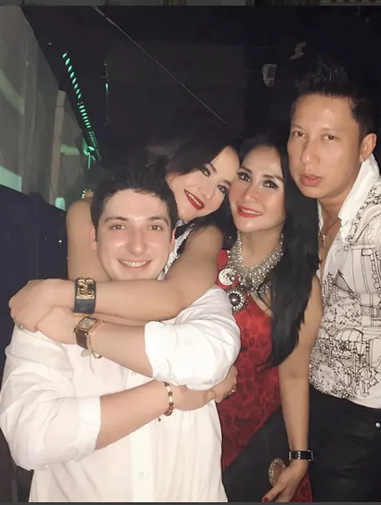 Cynthiara Alona merangkul Ivan pacar bulenya. (Instagram/@alonaqueen)