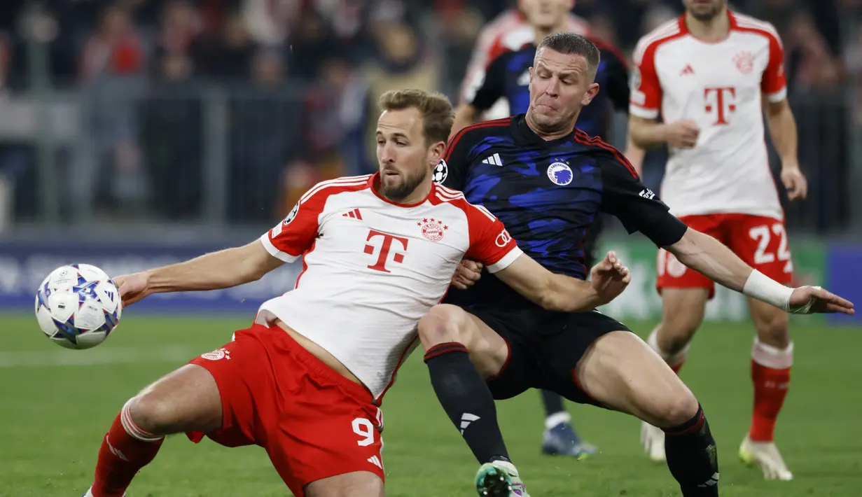 Hasil ini membuat Bayern yang sudah memastikan lolos ke-16 besar kini mengumpulkan 13 poin. Mereka berada di puncak klasemen. (MICHAELA REHLE / AFP)