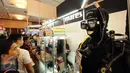 Beberapa pengunjung melihat-lihat kelengkapan olahraga selam yang dipasarkan pada pameran Deep & Extreme Indonesia 2016 di JCC, Jakarta, Sabtu (2/4/2016). Pameran ini juga memasarkan kelengkapan olahraga ekstrim. (Liputan6.com/Helmi Fithriansyah)