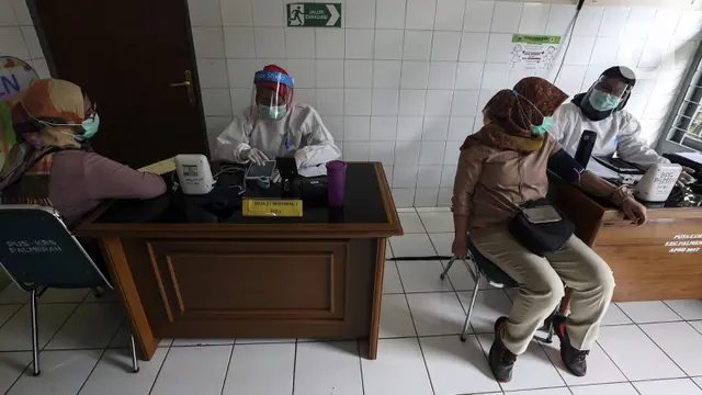 FOTO: Tenaga Kesehatan Jalani Vaksinasi COVID-19 Tahap Kedua di Puskesmas Palmerah