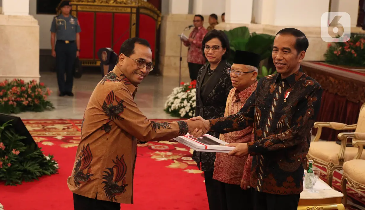 Presiden Jokowi didampingi Wakil Presiden Ma'ruf Amin dan Menkeu Sri Mulyani menyerahkan Daftar Isian Pelaksanaan Anggaran (DIPA) dan Daftar Alokasi Transfer Daerah serta Dana Desa kepada Menteri Perhubungan Budi Karya Sumadi di Istana Negara, Kamis (14/11/2019). (Liputan6.com/Angga Yuniar)
