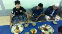 Dedi Gusmawan dijamu makan di rumah seorang rekannya seusai menjalankan sholat Ied di sebuah masjid di kota Taunggyi, Myanmar. (dok. pribadi)