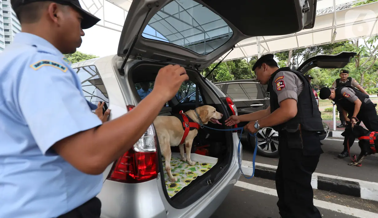 Unit K9 melakukan pemeriksaan kendaraan di kompleks Parlemen, Jakarta, Kamis (17/10/2019). Pengamanan Kompleks Parlemen makin diperketat jelang pelantikan Presiden dan Wakil Presiden terpilih Joko Widodo-Ma'ruf Amin pada 20 Oktober 2019. (Liputan6.com/JohanTallo)