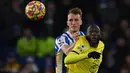 Pemain Brighton and Hove Albion Dan Burn (kiri) berebut bol dengan pemain Chelsea Romelu Lukaku (kanan) pada pertandingan sepak bola Liga Inggris di American Express Community Stadium, Brighton, Inggris, 18 Januari 2022. Pertandingan berakhir 1-1. (Glyn KIRK/AFP)