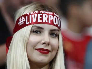 Fans wanita menunggu pertandingan Piala Super Eropa 2019 antara Liverpool melawan Chelsea di Besiktas Park, Istanbul, Turki (14/8/2019). Dalam pertandingan ini Liverpool menang atas Chelsea lewat drama adu penalti 5-4 (2-2). (AP Photo/Thanassis Stavrakis)