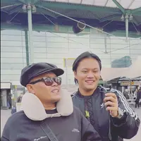 Dalam liburan ini, Sule membawa empat orang anak dari pernikahan sebelumnya, yaitu Rizky Febian, Putri Delina, Rizwan dan Ferdy. Dalam perjalanan ini Mahalini kekasih Rizky Febian juga terlihat ikut serta dalam rombongan. [Instagram/ferdinan_sule]