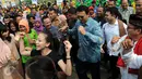 Gubernur DKI Jakarta Basuki Tjahaja Purnama (tengah) berjoget saat kegiatan "Gerakan Satu Hati Bangun Komunitas Harapan Indonesia", Jakarta, (5/3). Kegiatan bertujuan menginspirasi semua pihak ikut serta dalam proyek rusunawa. (Liputan6.com/Helmi Afandi)