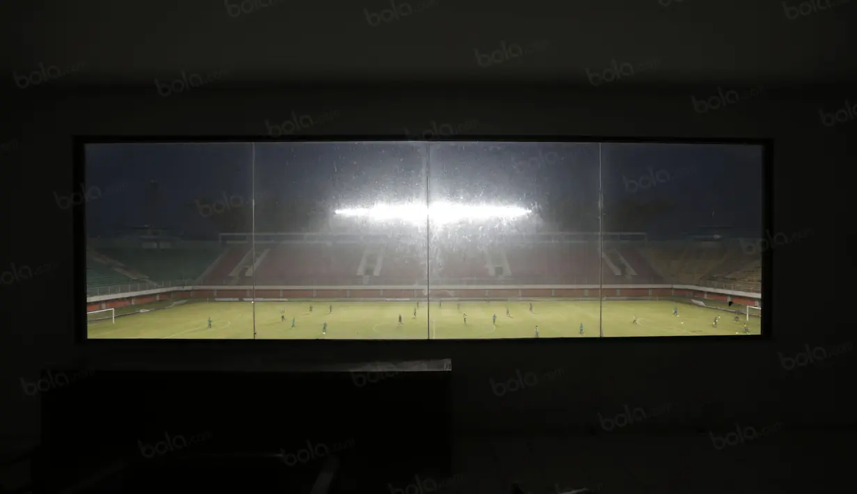 Hujan deras  menerpa stadion saat sesi latihan timnas Indonesia di Stadion Maguwoharjo, Sleman, Sabtu (08/10/2016). (Bola.com/Nicklas Hanoatubun)