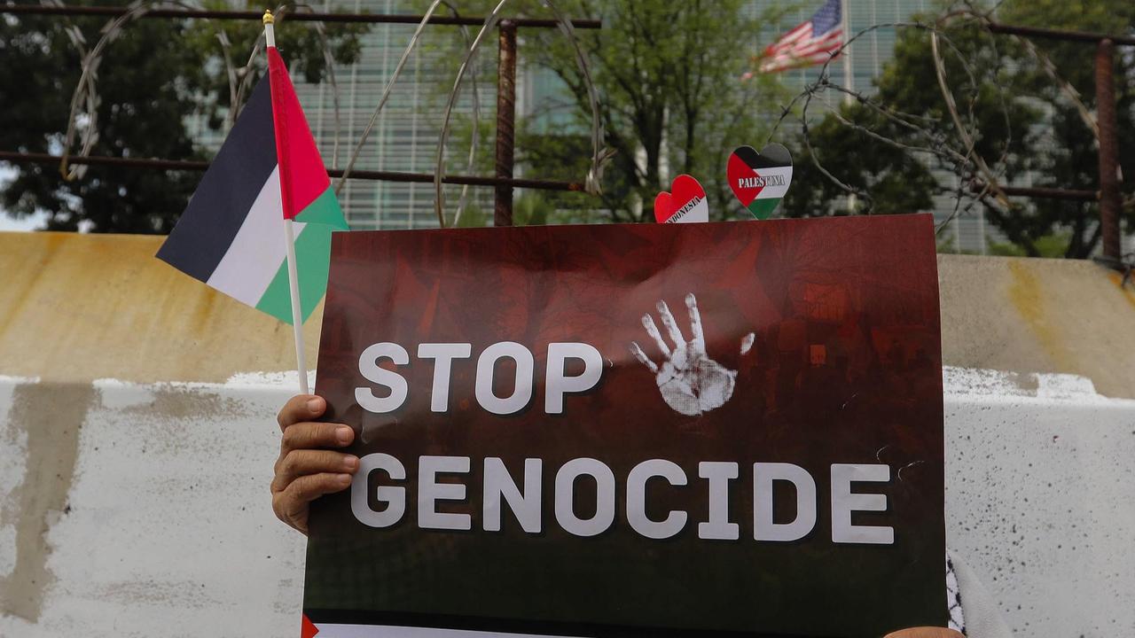 FOTO: Massa Membakar Replika Bendera Israel Saat Aksi Bela Palestina di Depan Kedubes AS Jakarta