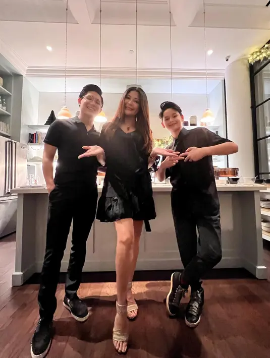 Rassya kini makin dewasa dan gagah, sudah berusia 23 tahun. Sementara Kenzou yang merupakan putra Tamara dari Mike Lewis baru menginjak usia 11 tahun.[Instagram @tamarablezynski]