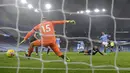 Pemain Manchester City Ferran Torres mencetak gol ke gawang Burnley pada pertandingan Liga Premier Inggris di Etihad Stadium, Manchester, Inggris, Sabtu (28/11/2020). Manchester City membantai Burnley 5-0. (Michael Regan/Pool via AP)