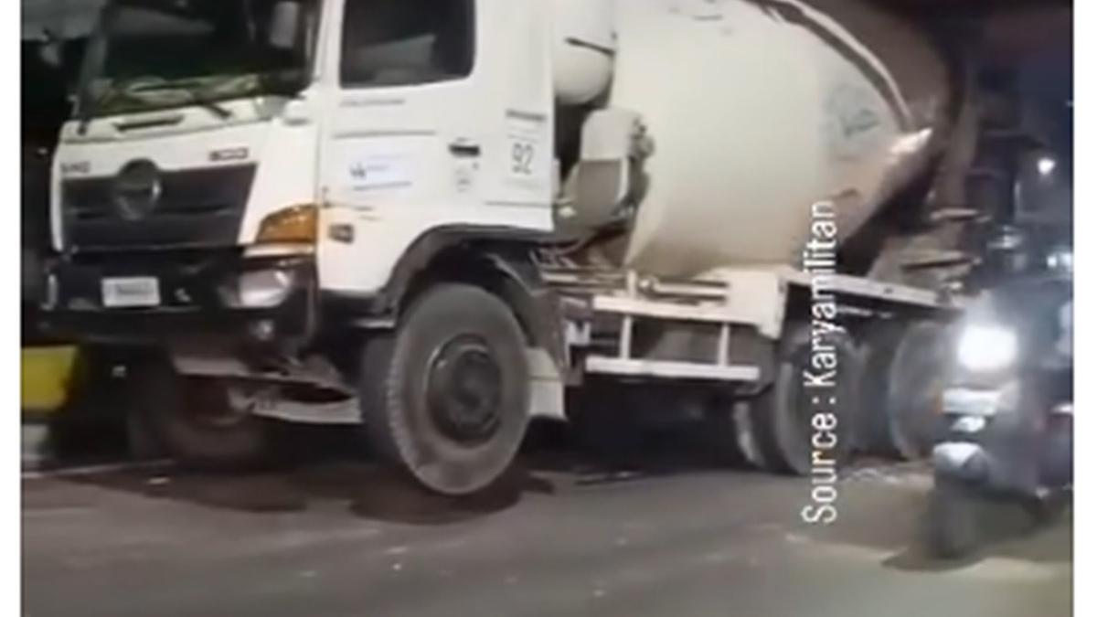 Pesan Dishub Usai Truk Molen Nyangkut di Viaduk Matraman