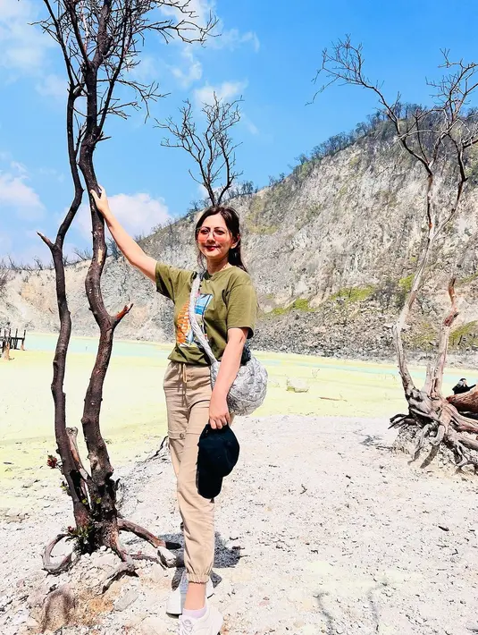 "Cantikk nya gak abis2," tulis langitku79. "Mom astrid cantik pisan , kaya abg 17 taun," tulis novi_milan. "MasyaaAllah ABG cantiik," tulis novamarlis. "Mamah Astrid awet muda, sehat slalu mamah Astrid," tulis sri_htr_. [Instagram/cutkeke_xavier]