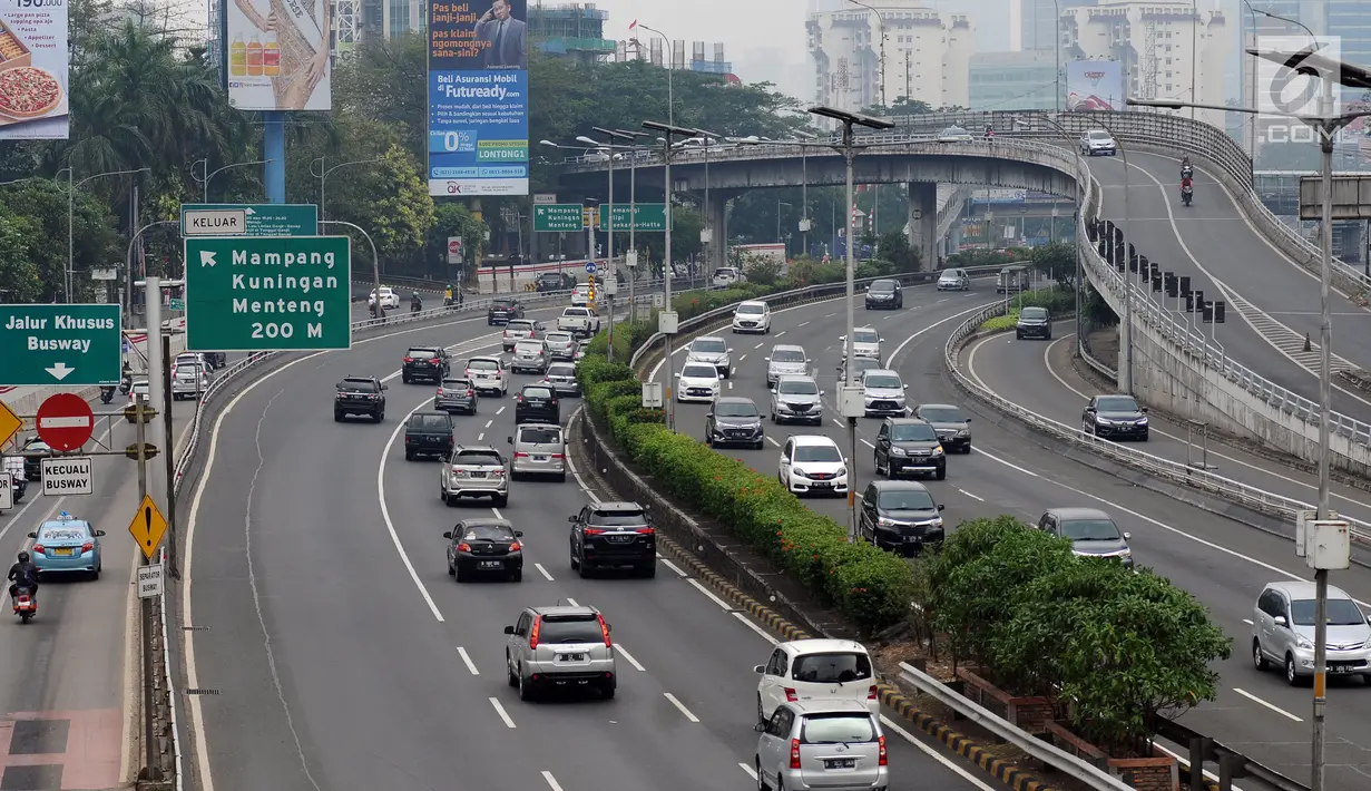 Sejumlah pengendara melintasi tol dalam kota di sekitar Jalan Gatot Subroto, Jakarta, Jumat (1/9). Terkait libur perayaan Idul Adha, sejumlah ruas jalan protokol Ibukota Jakarta terlihat lengang. (Liputan6.com/Helmi Fithriansyah)
