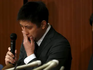 Pebulutangkis Jepang, Kenichi Tago (kiri) ditemani Kento Momota, mengakui bermain judi di sebuah kasino ilegal pada konferensi pers di Tokyo, Jumat (8/4). Hal itu membuat keduanya terancam tak akan ikut serta pada ajang Olimpiade 2016 (REUTERS/Issei Kato)