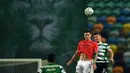 Striker Benfica, Darwin Nunez (kiri) berduel udara dengan bek Sporting Lisbon, Zou dalam laga lanjutan Liga Portugal 2020/21 di Jose Avalade Stadium, Lisbon, Senin (1/2/20201). Benfica kalah 0-1 dari Sporting. (AFP/Patricia De Melo Moreira)