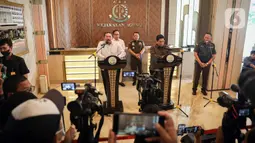 Menteri BUMN Erick Thohir (tengah) bersama Jaksa Agung ST Burhanuddin (kiri) dan Kapuspenkum Kejaksaan Agung Ketut Sumendana (kanan) menyampaikan keterangan usai pertemuan terkait penyerahan pengelolaan aset perkara Jiwasraya dan Asabri dari Kejaksaan Agung kepada Kementerian BUMN di Gedung Kejaksaan Agung, Jakarta, Senin (6/3/2023). Dalam pertemuan tersebut, Erick Thohir mengungkapkan ada penemuan kasus baru untuk diproses dan diselidiki oleh Kejaksaan Agung. (Liputan6.com/Faizal Fanani)