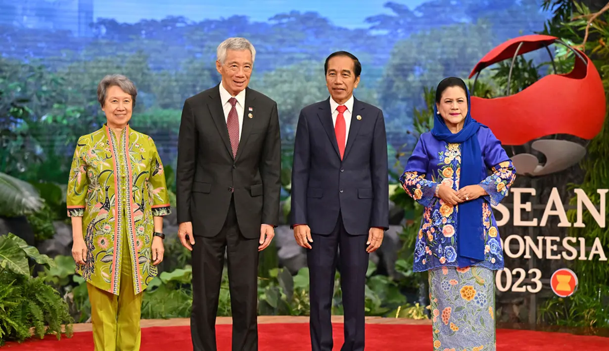 Presiden Indonesia Joko Widodo atau Jokowi (kedua kanan) dan Ibu Negara Iriana (kanan) menyambut Perdana Menteri Singapura Lee Hsien Loong (kedua kiri) dan istrinya Ho Ching (kiri) setibanya mereka pada acara KTT ke-43 ASEAN di Jakarta, Indonesia, Selasa (5/9/2023). (Adek Berry/Pool Photo via AP)