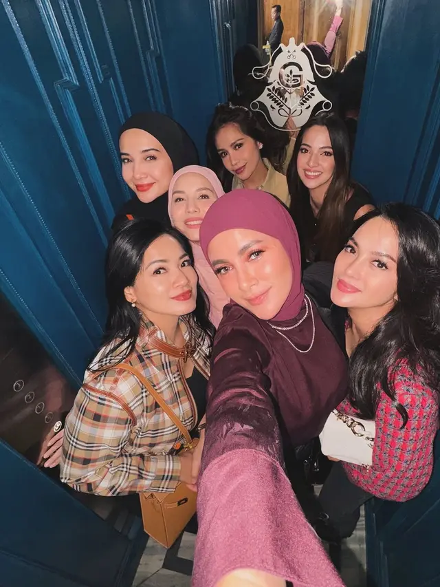 6 Potret Geng Cendol Pamer Kekompakan, Diwarnai Kejutan Cincin Berlian dari Titi Kamal (instagram/tya_ariestya)