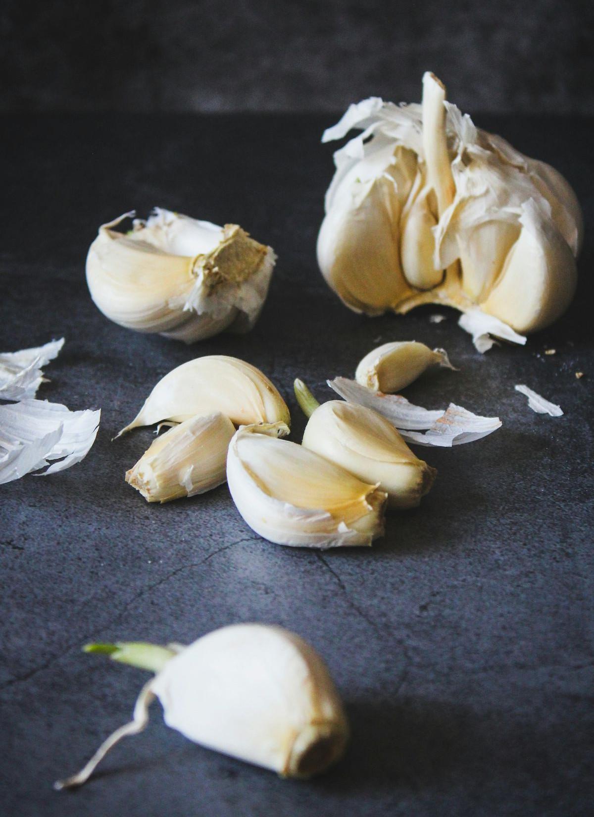 Bawang Putih Sering Busuk, Coba Trik ini Saat Menyimpannya