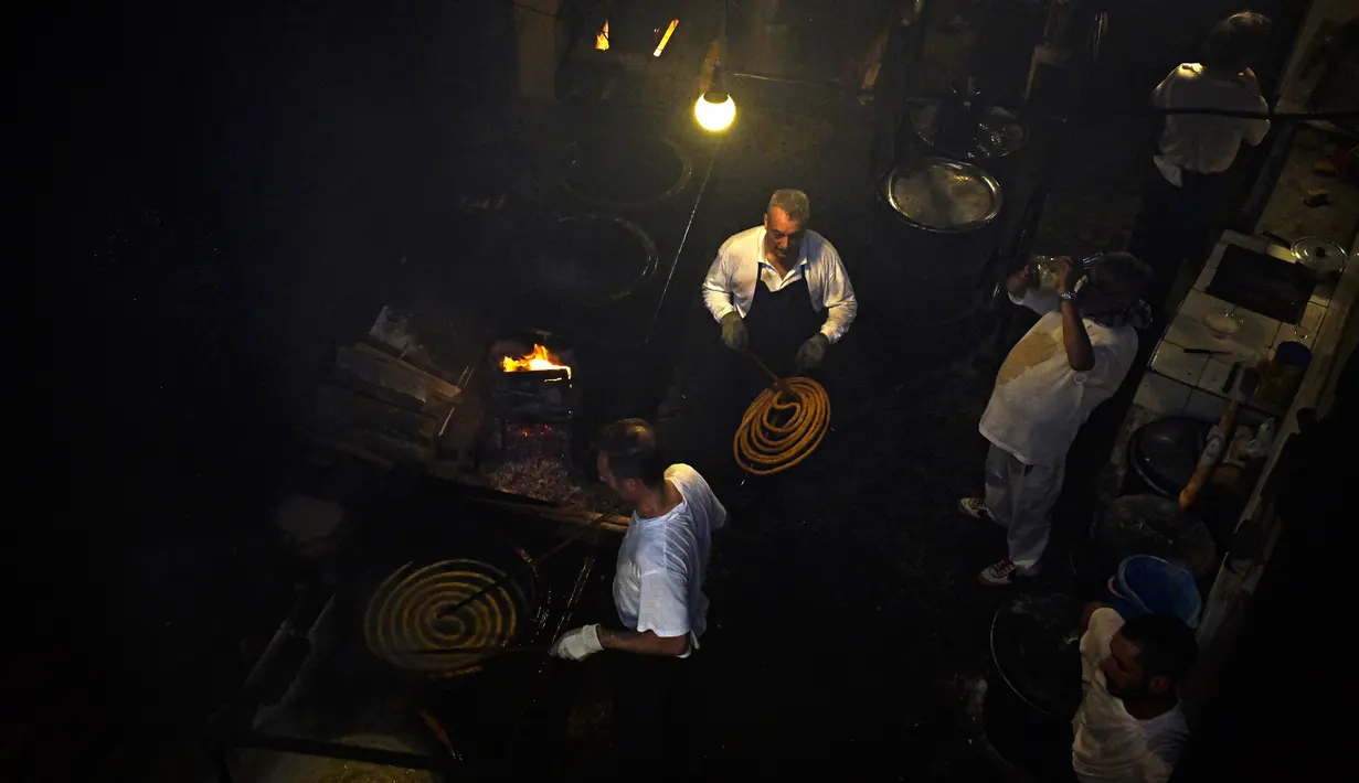 Churros adalah sejenis adonan donat yang digoreng. Menyantap churros dan menenggak brendi salah satu cara merayakan Festival San Fermin. (AP Photo/Alvaro Barrientos)
