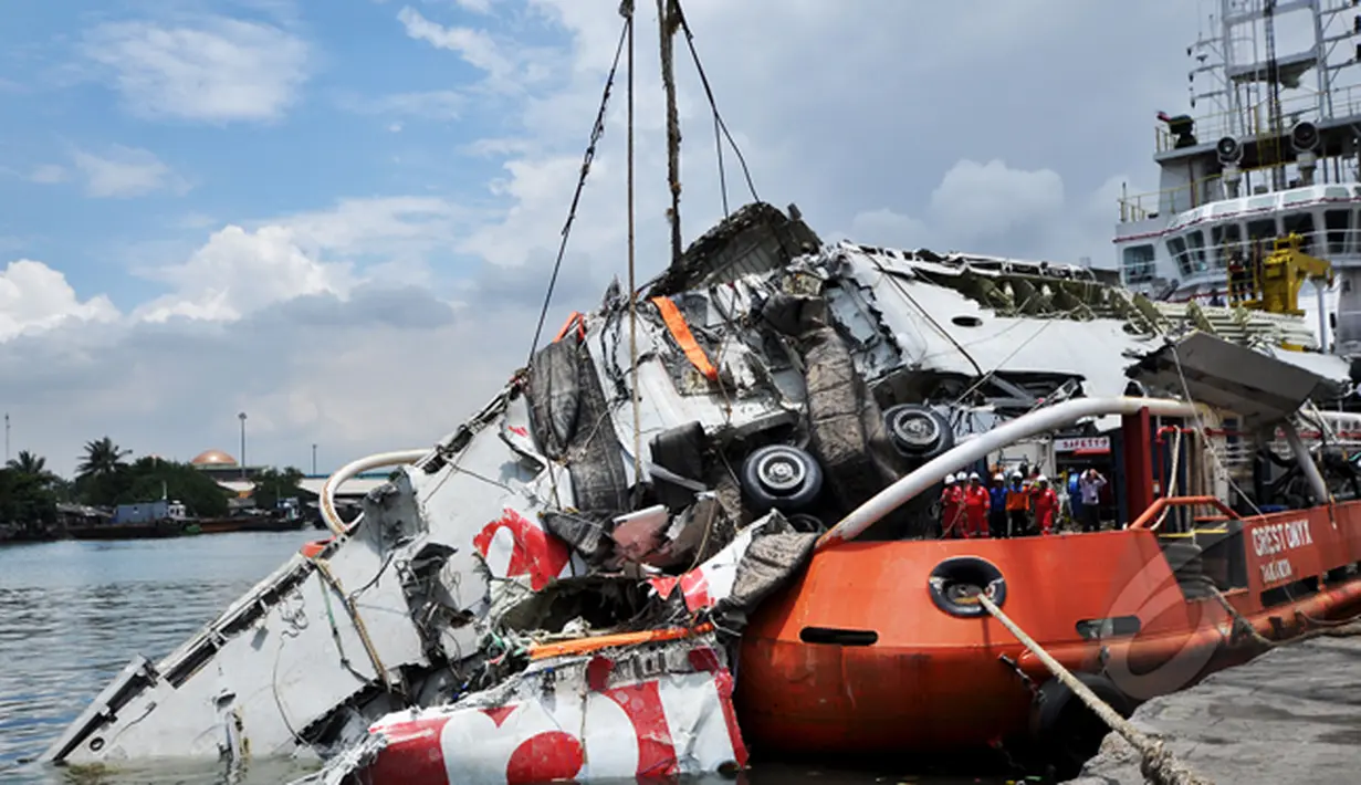 Bangkai dari badan AirAsia QZ8201 saat dipersiapkan untuk diangkat ke daratan di Pelabuhan Tanjung Priok, Jakarta, Senin (2/3/2015).  (Liputan6.com/Faizal Fanani)