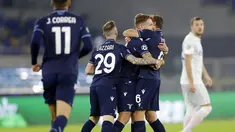 Para pemain Lazio merayakan gol yang dicetak oleh Ciro Immobile ke gawang Zenit Saint Petersburg pada laga Liga Champions di Stadion Olimpico, Roma, Rabu (25/11/2020). Lazio menang dengan skor 3-1. (AP/Andrew Medichini)