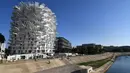 Gambar pada 23 Oktober 2018 menunjukkan sebuah bangunan "Arbre Blanc" atau yang berarti Pohon Putih di Montpellier, Prancis. Gedung ini dirancang oleh arsitek Jepang Sou Fujimoto bersama Nicolas Laisne dan Manal Rachdi dari Prancis. (PASCAL GUYOT/AFP)