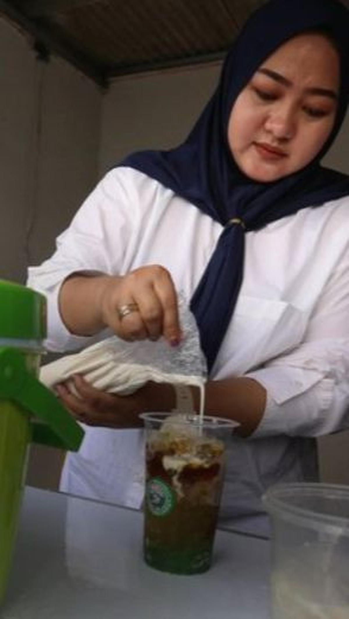Desi KDI yang Kini Berjualan Es Cendol&nbsp;