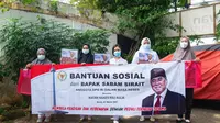 Senator dari DKI Jakarta, Sabam Sirait memberikan bantuan bagi tenaga kesehatan yang berjuang melawan pandemi Covid-19. Secara simbolik bantuan ini diserahkan di kawasan Menteng, Jakarta Pusat. (Ist)