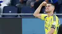 Cristiano Ronaldo kembali menunjukkan ketajamannya dengan memborong dua gol dalam kemenangan Al-Nassr atas Al-Hilal di Liga Arab Saudi, Sabtu (5/4/2025). (AFP/Fayez Nureldine)