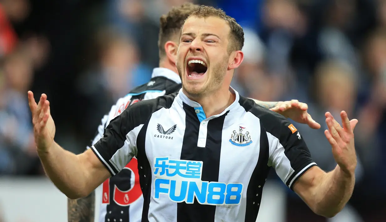 Kedudukan berubah jadi 2-1 pada menit ke-56. Penyerang the Magpies, Ryan Fraser, berhasil mencetak gol memanfaatkan bola muntah yang gagal disapu dengan baik oleh barisan lini belakang Everton. (AFP/Lindsey Parnaby)