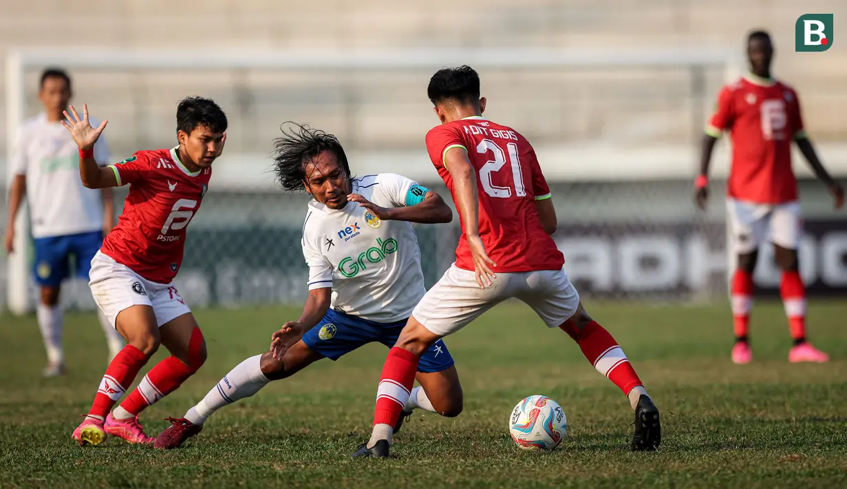 <p>Pemain PSIM Yogyakarta, Hariono (tengah) terjatuh saat berusaha melewati sejumlah pemain FC Bekasi City pada laga lanjutan Grup B Pegadaian Liga 2 2023/2024 antara FC Bekasi City melawan PSIM Yogyakarta di Stadion Singaperbangsa, Kabupaten Karawang, Jawa Barat, Senin (06/11/2023). (Bola.com/Bagaskara Lazuardi)</p>