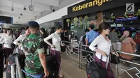Pramugari berjalan di pintu keberangkatan Bandara Halim Perdanakusuma, Jakarta, Senin (11/6). Puncak arus mudik di Bandara Halim Perdanakusuma diprediksi akan terjadi pada H-2 Lebaran. (Liputan6.com/Iqbal S. Nugroho)