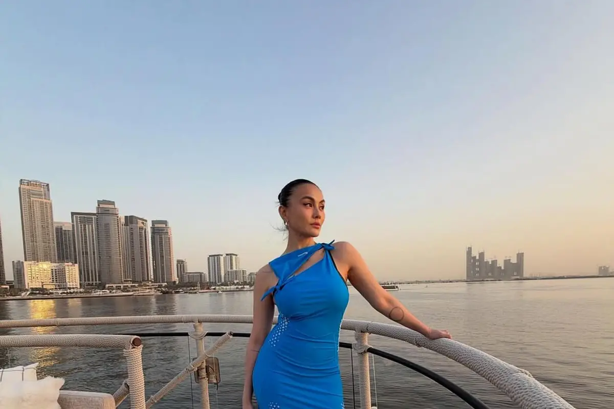 Agnez Mo Tampil Stunning dengan Gaun Cut Out Biru Muda saat Menikmati Sunset di Dubai