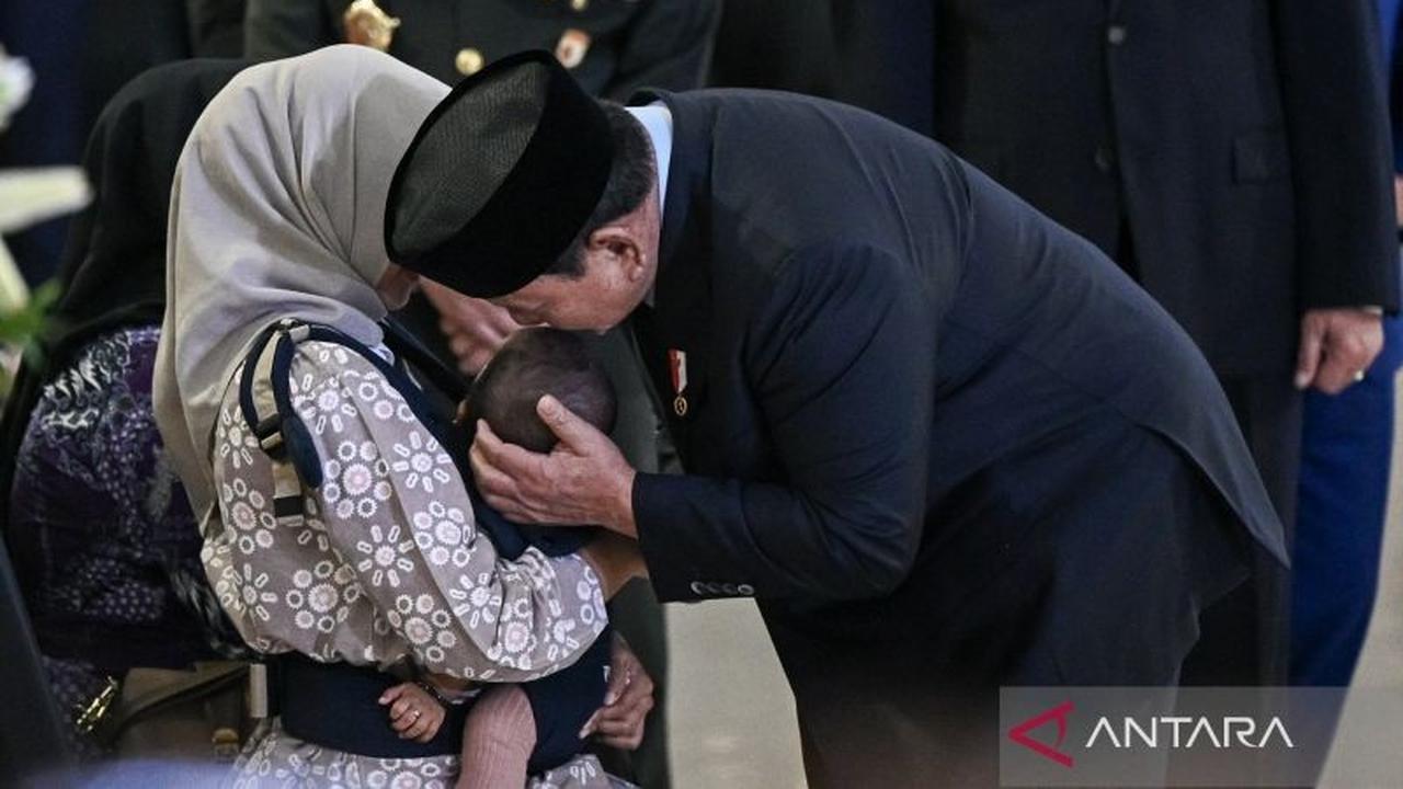 Momen Haru: Presiden Prabowo Cium Kepala Bayi Prajurit TNI yang Gugur dalam Misi Perdamaian