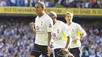 Aksi selebrasi winger Tottenham Hotspur, Aaron Lennon (kiri) menyambut gol penentu kemenangan yang dicetaknya menghadapi Birmingham City dalam lanjutan Liga Premier di White Hart Lane, 29 Agustus 2009. AFP PHOTO/GLYN KIRK