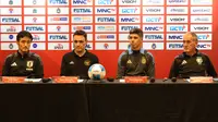 Pelatih Timnas Futsal Indonesia Hector Souto (dua dari kiri) mengikuti konferensi pers 4 Nations World Series 2025 di Jakarta International Veledome, Rawamangun, Jakarta, Rabu (28/1/2025). (Bola.com/Abdul Aziz)