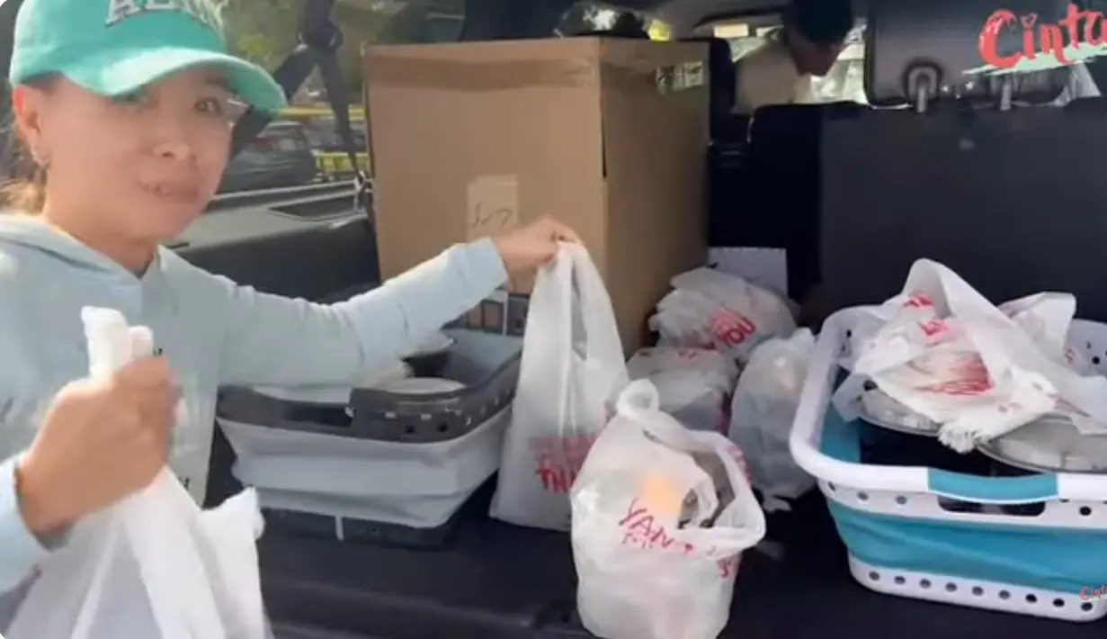 Puluhan porsi makanan yang dijual dengan mobil yang disebut  Nasi Warteg tersebut langsung ludes dalam 30 menit. Bahkan, dari hasil jualan tersebut bisa meraih omzet hingga Rp 16 juta. "@cintakuya jualan Nasi Warteg di Amerika 30 menit langsung ludes," tulis Uya Kuya. [Youtube/Cinta]