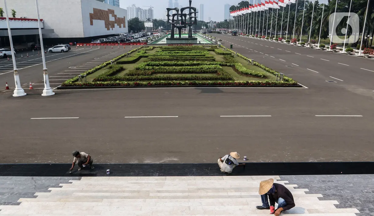 Petugas membersihkan area depan Gedung MPR/DPR/DPD yang meliputi Kolam, Halaman, Lobi gedung Nusantara  Jakarta, Rabu (29/7/2020). Menjelang bulan Agustus yang juga Perayaan Kemerdekaan RI, Parlemen bersolek menyambut sidang Tahunan yang diselenggarakan 14 Agustus 2020. (Liputan6.com/Johan Tallo)