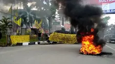 Nurdin Halid yang menghadiri deklarasi pasangan bakal calon gubernur Sulawesi Tenggara, Ali Mazi - Lukman Abunawas, mendapat protes dari ratusan pengurus Golkar.