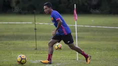 Gelandang Selangor FA, Evan Dimas, mengontrol bola saat latihan di Lapangan SUK, Selangor, Sabtu (3/2/2018). Selangor FA bersiap jelang laga perdana Liga Super Malaysia melawan Kuala Lumpur FA. (Bola.com/Vitalis Yogi Trisna)