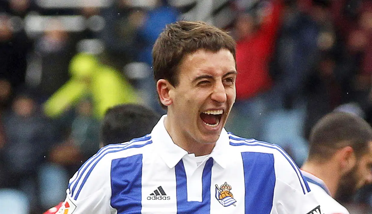  Mikel Oyarzabal mencetak satu gol saat timnya Real Sociedad mengalahkan Barcelona pada lanjutan La  Liga Spanyol di Anoeta Stadium, San Sebastian, (9/4/2016).  (EPA/Javier Etxezarreta)