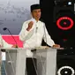 Capres nomor urut 01 Joko Widodo dan Cawapres Ma'ruf Amin menunjukkan kartu andalan saat Debat Pilpres 2019 kelima di Jakarta, Sabtu (13/4). Debat kelima merupakan debat terakhir dalam masa kampanye dan mengambil tema Ekonomi, Kesejahteraan Sosial, Keuangan dan Investasi. (Liputan6.com/Johan Tallo)