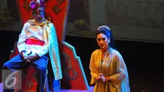 Happy Salma memainkan adegannya saat pementasan teater Kebangsaan Tripikala di Tim, Cikini, Jakarta, Senin ( 23/1). Sejumlah seniman dan aktris turut ikut mementaskan teater tersebut. (Liputan6.com/Angga Yuniar)