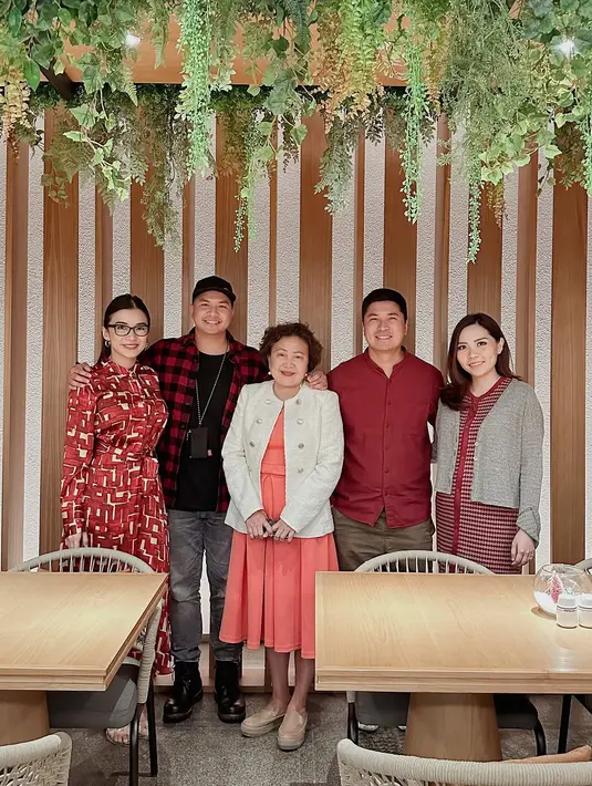 Netizen juga turut merasakan hangatnya keluarga Glenn Alinskie di foto tersebut. Selain makan malam bersama keluarga, Glenn Alinskie dan Chelsea Olivia juga sudah menjalani pemotretan bareng dua buah hatinya untuk sambut Natal 2024. Foto tersebut diunggah oleh Glenn dan Chelsea pada November 2024 lalu. Sambut Natal dengan bahagia, banyak artis yang menjalani pemotretan jelang Natal. (Liputan6.com/IG/@glennalinskie)